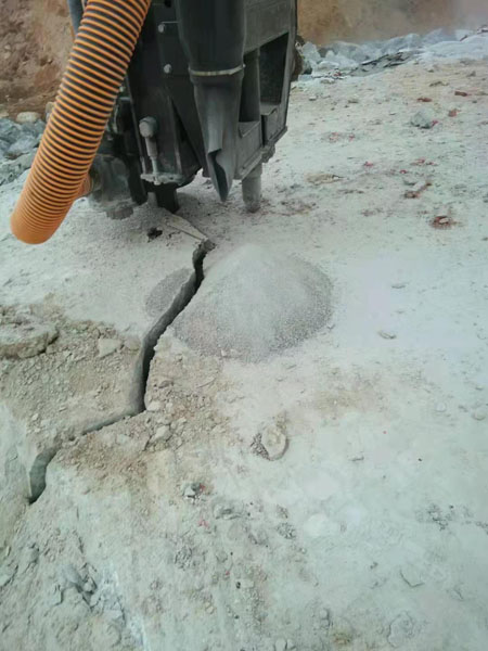 靜態(tài)爆破巖石劈裂機