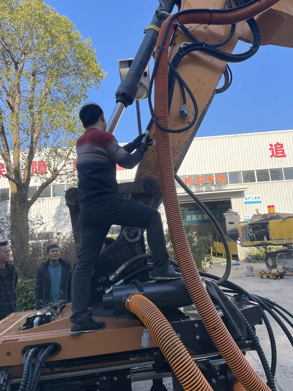 大型機(jī)載式巖石分裂機(jī)