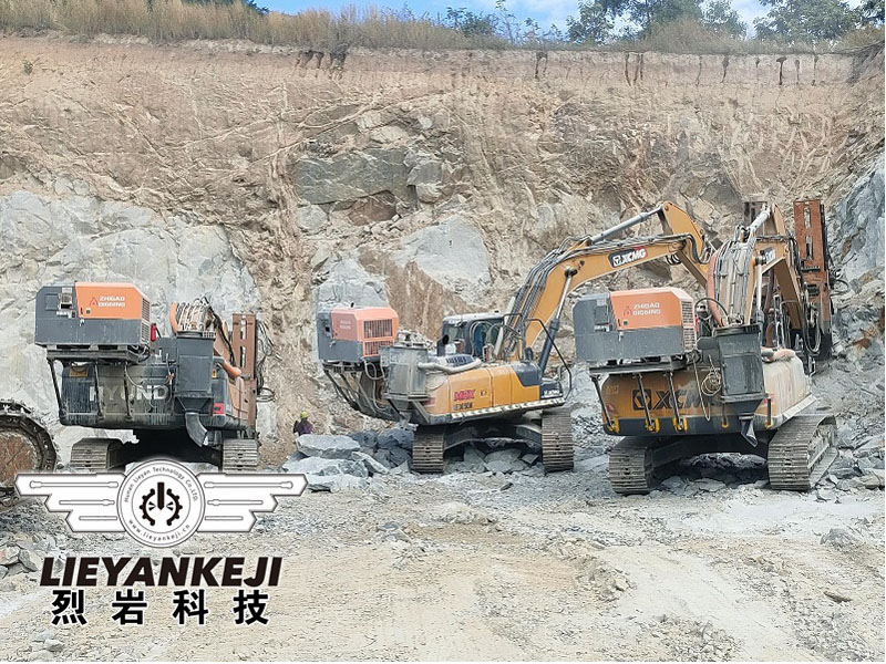 巖石鉆裂機(jī)地基開(kāi)挖現(xiàn)場(chǎng)
