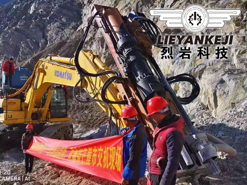 礦山免爆破劈裂設(shè)備青海交機現(xiàn)場